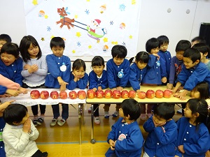 緑井幼稚園　リンゴ２